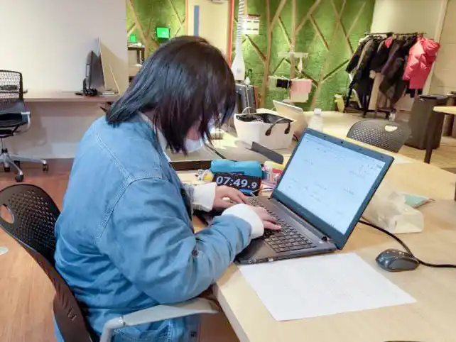 パソコンで入力作業をしている女の子